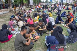 Makan gratis 10 ribu porsi di Palu Page 1 Small