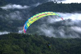 Wisata paralayang di puncak sani-sani Kolaka Page 3 Small