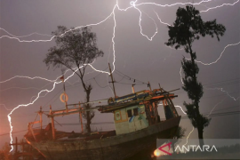 BMKG: Waspada hujan berpetir, cuaca panas hingga banjir rob pada Rabu