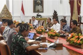 Presiden Joko Widodo pimpin rapat penanganan pengungsi Gunung Ruang Page 1 Small