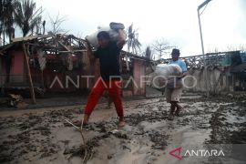 Foto - Warga korban erupsi Gunung Ruang selamatkan barang berharga Page 1 Small