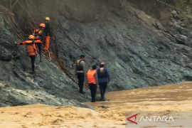 Basarnas bagi lima tim cari anak korban banjir yang hilang di Luwu