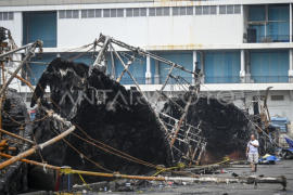 Pascakebakaran kapal di Pelabuhan Muara Baru Jakarta Page 1 Small