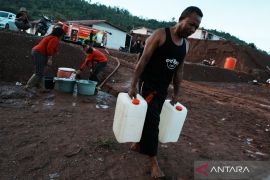 Distibusi air bersih bagi pengungsi banjir di Konawe Utara Page 2 Small