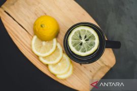 Minum air hangat dengan 
