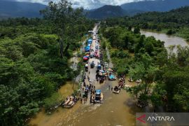 Jalan trans Sulawesi putus akibat banjir bandang di Konawe Utara Page 2 Small