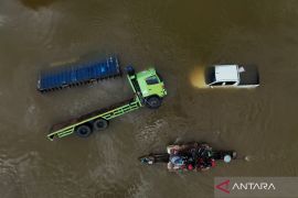 Kendaraan terjebak banjir di jalan Trans Sulawesi Page 1 Small