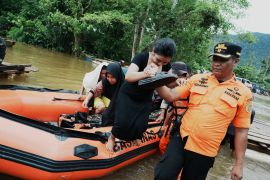 Basarnas evakuasi korban banjir di Konawe Utara Page 2 Small