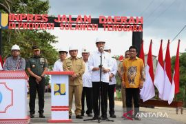 Jokowi meresmikan pelaksanaan Inpres jalan daerah di Kabupaten Muna Barat Page 2 Small