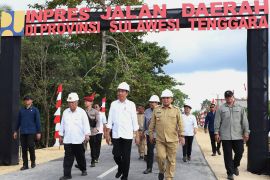 Jokowi meresmikan pelaksanaan Inpres jalan daerah di Kabupaten Muna Barat Page 1 Small