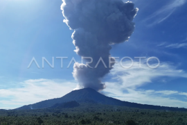 Gunung Ibu di Halmahera Barat kembali erupsi Page 1 Small