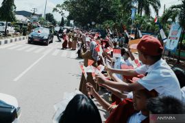 Presiden Joko Widodo disambut murid sekolah dasar di Konawe Page 2 Small