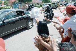 Presiden Joko Widodo disambut murid sekolah dasar di Konawe Page 1 Small