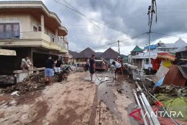 Pembersihan Material Banjir Bandang dari Gunung Singgalang Page 3 Small