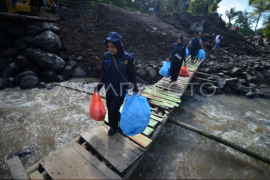 Distribusi logistik ke daerah terisolir banjir bandang Page 1 Small