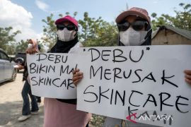 Aksi bagi-bagi masker di Jalan Trans Palu-Donggala Page 2 Small