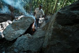 Penambang batu gunung tradisional di Pulau Kabaena Page 1 Small