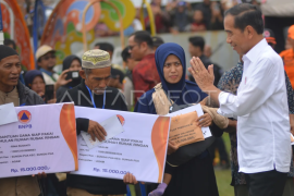 Presiden berkunjung ke posko pengungsian korban banjir bandang A Page 1 Small