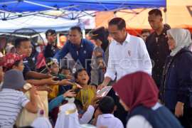 Presiden berkunjung ke posko pengungsian korban banjir bandang A Page 1 Small