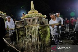 Ritual Larung Pelita Purnama Sidhi Page 1 Small