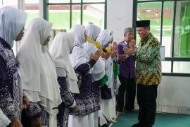 Wamen Agama memberangkatkan calon haji asal Sleman menuju Donohudan