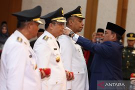 Pelantikan tiga penjabat Bupati di Sulawesi Tenggara Page 1 Small