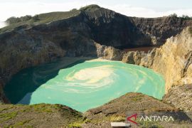 DANAU TIGA WARNA KELIMUTU BERUBAH WARNA Page 2 Small