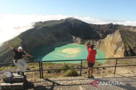 DANAU TIGA WARNA KELIMUTU BERUBAH WARNA Page 1 Small