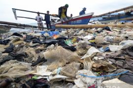 Sampah plastik cemari pantai Bandarlampung Page 3 Small