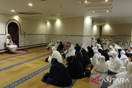 Jamaah calon haji mulai menuju Arafah