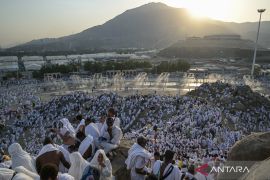 Umat muslim padati Jabal Rahmah jelang wukuf Page 3 Small