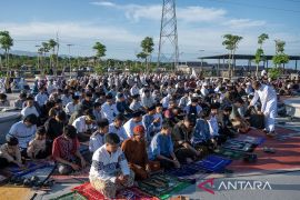 Shalat Idul Adha di Taman Huntap Talise Page 2 Small