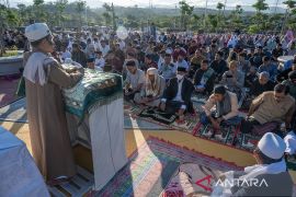 Shalat Idul Adha di Taman Huntap Talise Page 3 Small