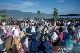 Shalat Idul Adha di Taman Huntap Talise Palu Page 4 Small