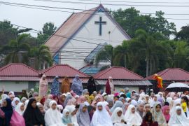 Salat Idul Adha di Lapangan Sepak Bola di Konawe Selatan Page 1 Small