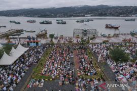 Shalat Idul Adha di Teluk Kendari Page 2 Small