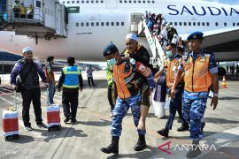 Sebanyak 450 jamaah haji kloter pertama dembarkasi Palembang tiba