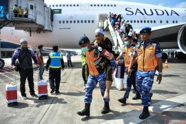 Kedatangan jamaah haji kloter pertama debarkasi Palembang Page 2 Small