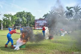 Peringati hari pemadam kebakaran internasional, 1.562 orang pecahkan rekor peragaan pemadaman api Page 3 Small