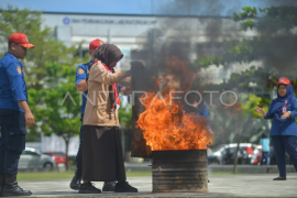 Edukasi pemadaman api saat MPLS di Padang Page 1 Small