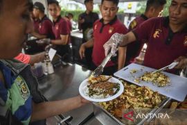Polisi bagikan 1.000 makanan gratis saat HBKB di Bundaran HI