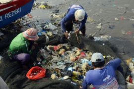 Menjaring ikan bercampur sampah di Bandar Lampung Page 2 Small