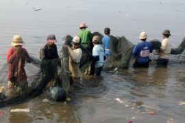 Menjaring ikan bercampur sampah di Bandar Lampung Page 1 Small