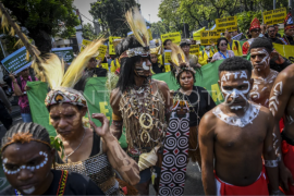 Aksi perwakilan suku Awyu Papua dan suku Moi Page 1 Small