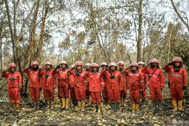 Manggala Agni upacara HUT RI ke-79 di lokasi kebakaran lahan gambut Lempuing Page 2 Small