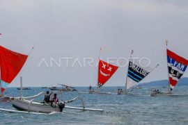 Lomba perahu layar di Pantai Ampenan Mataram Page 1 Small