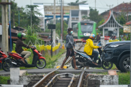 Perlintasan liar di jalur kereta api Padang Page 1 Small