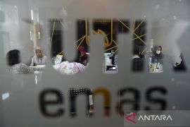 Emas Antam pada Kamis anjlok Rp20.000 menjadi Rp1,866 juta per gram