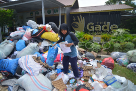 Program tabungan sampah menjadi emas di Padang Page 1 Small