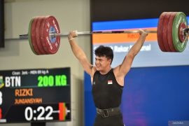 Rizki Juniansyah cetak rekor nasional clean and jerk, angkatan 205 kg